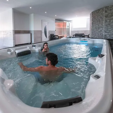 Les Bastides De Roquemaure Bed & Breakfast 4*