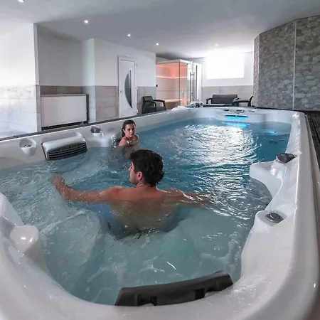 Les Bastides De Roquemaure Bed & Breakfast 4*