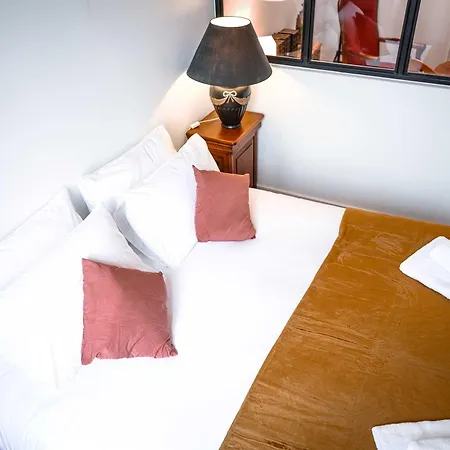 Les Bastides De Roquemaure Panzió 4*